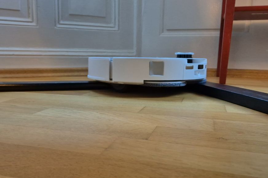Roborock Qrevo Curv 2 Pro überwindet ein Hindernis mit 3cm Höhe
